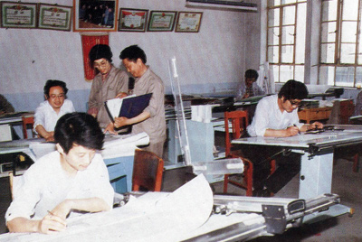 从1984年第一季度到抓治理上登记全面提高企业素质验收前，采取分线查抄、总结成就、找出差距、提出措施、期限整改的步骤，使各项工作在整顿中坚韧提高，在坚韧提高中进行再整顿，再提高。