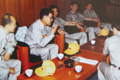 为了进建表国先进技术和治理步骤，前往引进技术与设备的国度进行实地调查。薛仲光厂长在日本。