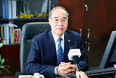 张秀文董事长在接受中国山东网专题采访时，就公司践杏装厚路鲁商”倡树行动进行回覆，介绍了ca88把“仁义、诚信、厚路”的文化精华融入到出产经营的全过程的典型做法和“诚敬做产品，诚信做企业”的经营理想，在工程机械行业设置起了“厚德坚韧”的山东国企形象