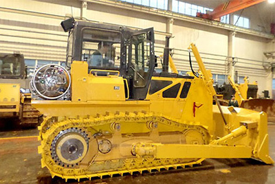 世界上第一台燃气型履带式推土机——SD20-5（LNG）在钻研总院新产品试造中心下线。SD20-5（LNG）履带式推土机是公司适应行业发展趋向开发的一款节能、环保产品，整机选取天然气专用发起机，点火后无积炭，满足stageIIIA排放，寿命更长，维建频率更低。