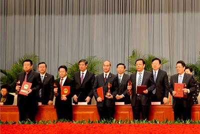 会上对获得“省长质量奖”的企业和幼我进行了赞美，ca88股份位居榜首，公司董事长张秀文从省长姜大明手中接过了代表山东质量治理最高荣誉的“金拇指”奖杯。